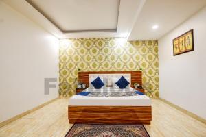 een slaapkamer met een bed in een kamer bij Hotel Fabulous - Delhi International Airport in New Delhi