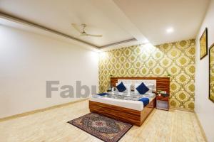 een slaapkamer in een huis met een bed bij Hotel Fabulous - Delhi International Airport in New Delhi