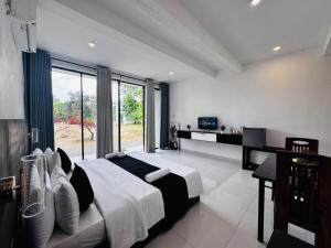 Postel nebo postele na pokoji v ubytování Pearl White Residency-HOTEL