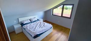 En eller flere senge i et værelse på Cabana Mămăruța + 5 billeder