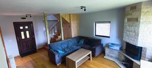 a living room with a couch and a tv at Cabana Mămăruța in Bălceşti