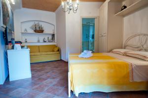 チェターラにあるCETARA - ALBERGO DIFFUSOのベッドルーム1室(ベッド2台、黄色のソファ付)