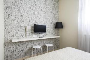 Televízia a/alebo spoločenská miestnosť v ubytovaní Residencia Universitaria Resa Blas De Otero