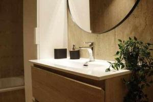 a bathroom with a sink and a mirror at Apartamenticos Studio 98 in Zaragoza