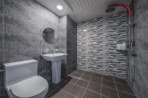 ein Badezimmer mit Toilette und Waschbecken in der Unterkunft V Hotel in Gumi + 51 Fotos