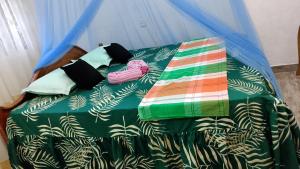 een groene bank met kussens erop bij Ocean Whisper Guest House in Mirissa