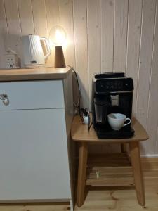 eine Kaffeemaschine auf einem Tisch neben einer Mikrowelle in der Unterkunft Kulautuva Park Apartments in Kulautuva