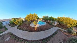 een uitzicht over een zwembad in een park bij Ez-zine Glam in El Aadamna