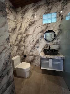 een badkamer met toilet en wastafel bij Adiuma Cottage Ubud in Ubud +17 foto's