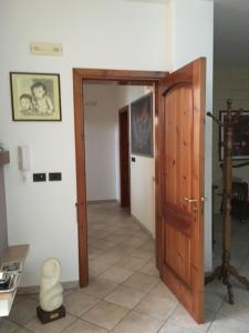 CollepassoにあるVilla Abatiの廊下付きの部屋の開口ドア