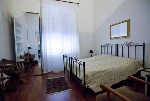 sypialnia z łóżkiem i lustrem w obiekcie Casa Signorile w Trapani