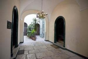pusty korytarz z żyrandolem w budynku w obiekcie Casa Signorile w Trapani