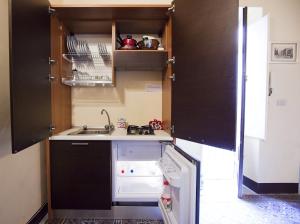 トラーパニにあるCasa Signorileの小さなキッチン(シンク、食器洗い機付)
