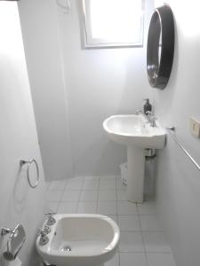 トラーパニにあるCasa Signorileの白いバスルーム(洗面台、トイレ付)