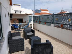 een balkon met stoelen op een cruiseschip bij OPA Hostel Milfontes in Vila Nova de Milfontes