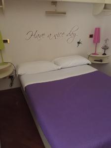 Een bed of bedden in een kamer bij Have a nice day at Piazza Navona