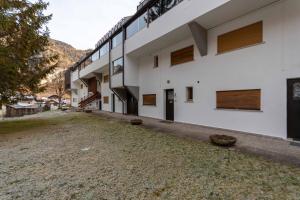 Cảnh núi rừng hoặc tầm nhìn ra núi từ căn hộ