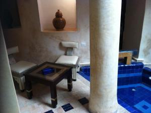ein Zimmer mit Stühlen, einem Tisch und einer Säule in der Unterkunft Riad Sabbah in Marrakesch