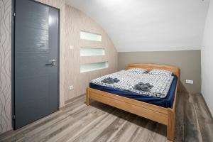 ブダペストにあるAkacfa 2 bedroom center apartmentのベッドルーム1室(テディベアのベッド付)