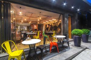 restauracja z kolorowymi krzesłami i stołami przed oknem w obiekcie Redmont Hotel Nisantasi w Stambule