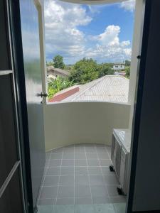 d'un balcon avec vue sur le toit. dans l'établissement SLEEPLESS ROOM Phitsanulok, à Sathani Phitsanulok