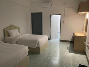 - une chambre d'hôtel avec 2 lits et un chat à l'étage dans l'établissement SLEEPLESS ROOM Phitsanulok, à Sathani Phitsanulok