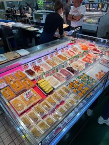 une vitrine remplie de différents types d'aliments dans l'établissement 80s stay 釧路, à Kushiro