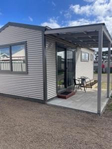 een gebouw met een patio met een tafel erop bij Gum Tree Caravan Park in Port Fairy