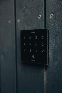 un gros plan d'un mur avec un clavier dessus dans l'établissement Zalbander Chalets, à Silbertal