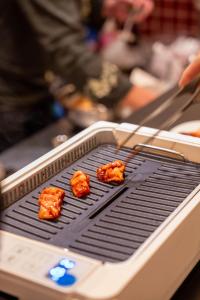 een grill met wat eten erop bij Bar&Lodge Duck in Gujo +14 foto's