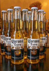 een groep flessen bier op een tafel bij Bar&Lodge Duck in Gujo