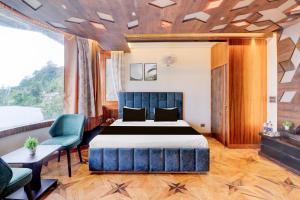 een slaapkamer met een kingsize bed en een bank bij Hotel O Siris Luxury Cottage Amatra Dunsvirk Court in Mussoorie