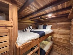 纳闽巴霍Phinisi Shared Boat Komodo的小木屋内一间卧室配有两张双层床