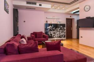 Et opholdsområde på 1 Min to Center Apartment with Panoramic View