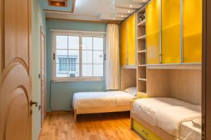 En eller flere senge i et værelse på 1 Min to Center Apartment with Panoramic View