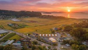 een luchtzicht op een stad naast het water bij Ganghwa Ara Pension in Incheon +3 foto's