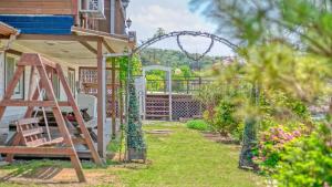een achtertuin met een schommel en een speeltuin bij Ganghwa Ara Pension in Incheon