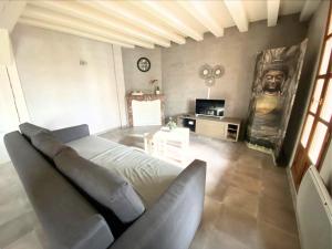 a living room with a bed and a statue of a bust at Appartement plein centre wifi terrasse in Avignon