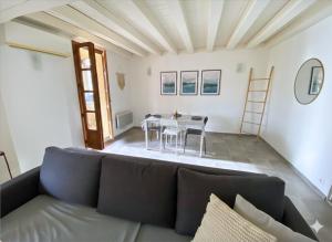 a living room with a couch and a table at Appartement plein centre wifi terrasse in Avignon