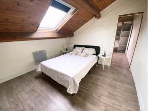 a bedroom with a bed and a window at Appartement plein centre wifi terrasse in Avignon