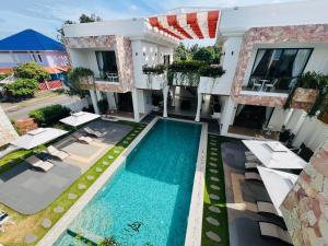 een luchtfoto van een huis met een zwembad bij Kampot Hampton Villa in Kampot