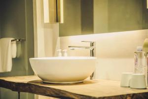 een badkamer met een witte wastafel op een aanrecht bij Tsingpu Tulou Retreat 青普文化行馆 南靖土楼店 in Nanjing