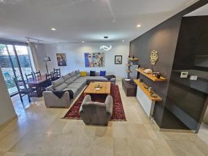 Et opholdsområde på Elegant and modern villa V 04