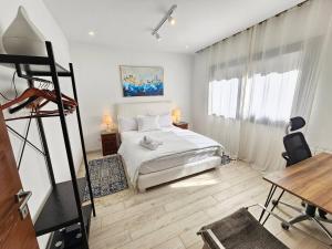 En eller flere senge i et værelse på Elegant and modern villa V 04