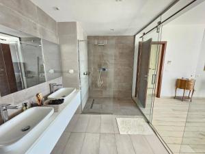 Et badeværelse på Elegant and modern villa V 04 + 48 billeder