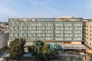 ein großes Gebäude mit einem Schild an der Vorderseite in der Unterkunft Four Points by Sheraton Amritsar, Mall Road in Amritsar