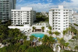 een luchtzicht op een hotel met palmbomen en gebouwen bij Fort Lauderdale Marriott Pompano Beach Resort in Pompano Beach