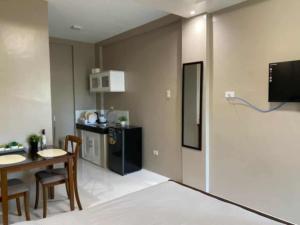 a living room with a table and a kitchen at Daniel's Comfort Studio in Hipusñgo +12 photos