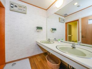 een badkamer met twee wastafels en een spiegel bij Runesu Karuizawa - Vacation STAY 78428v in Tsumagoi +39 foto's