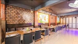 En restaurant eller et andet spisested på The Kumar inn